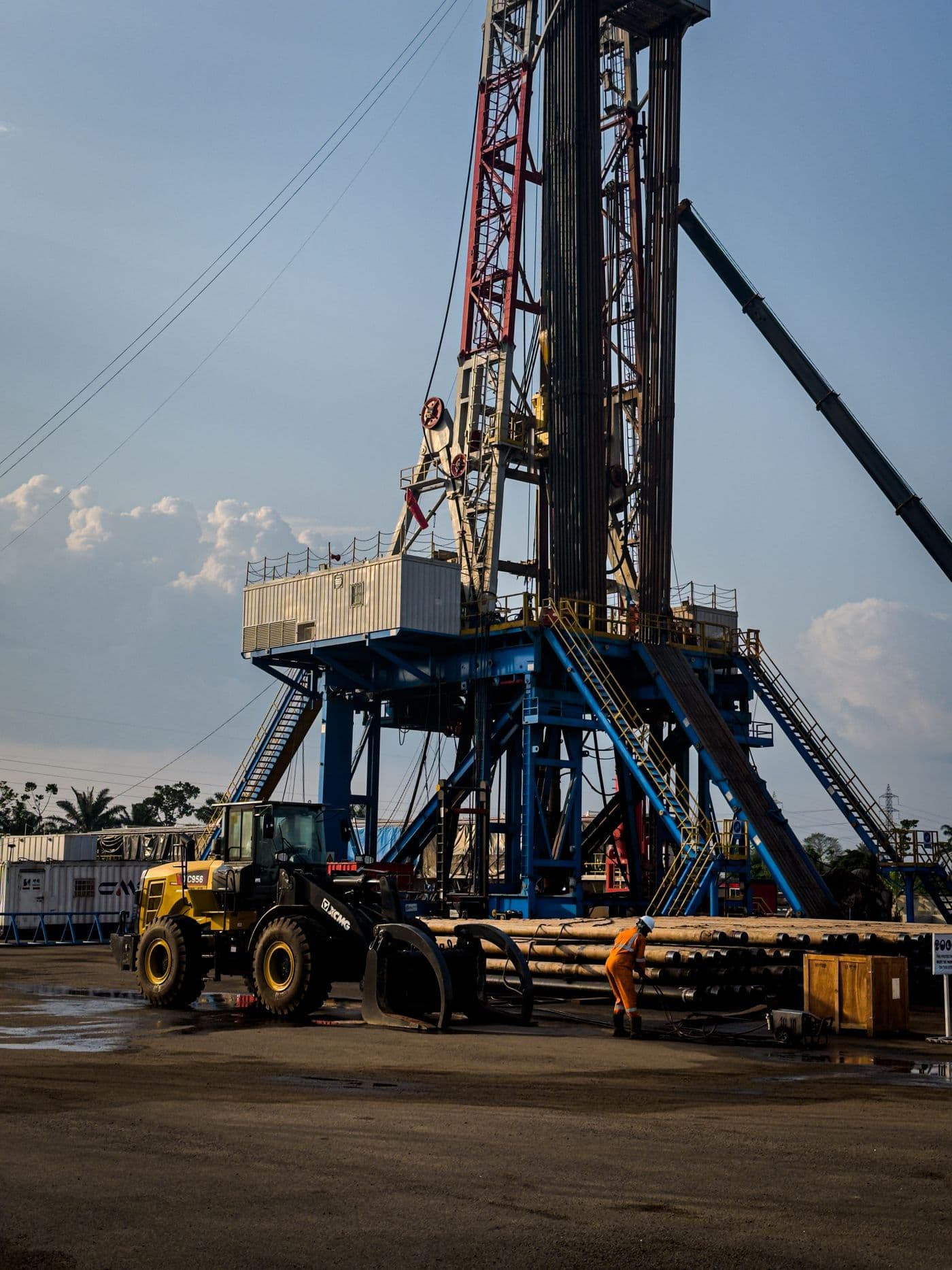 Land drilling rig with crew on site
